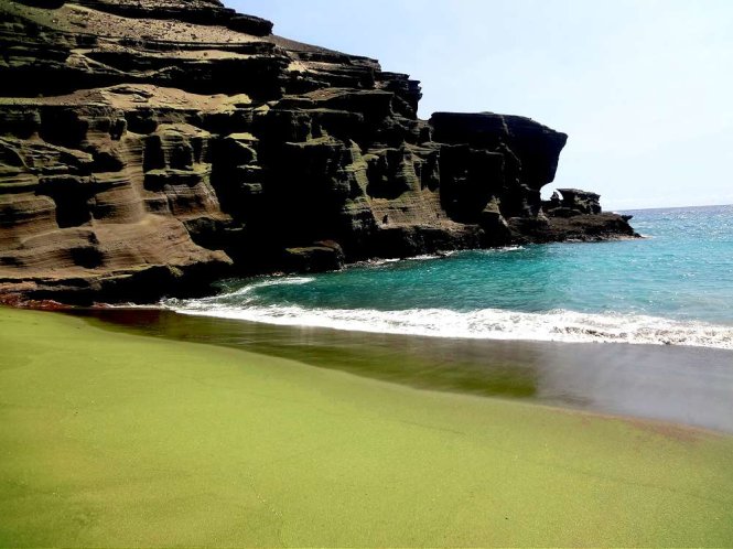 Bãi cát xanh ôliu và làn nước xanh màu ngọc lam tại bãi biển Papakolea